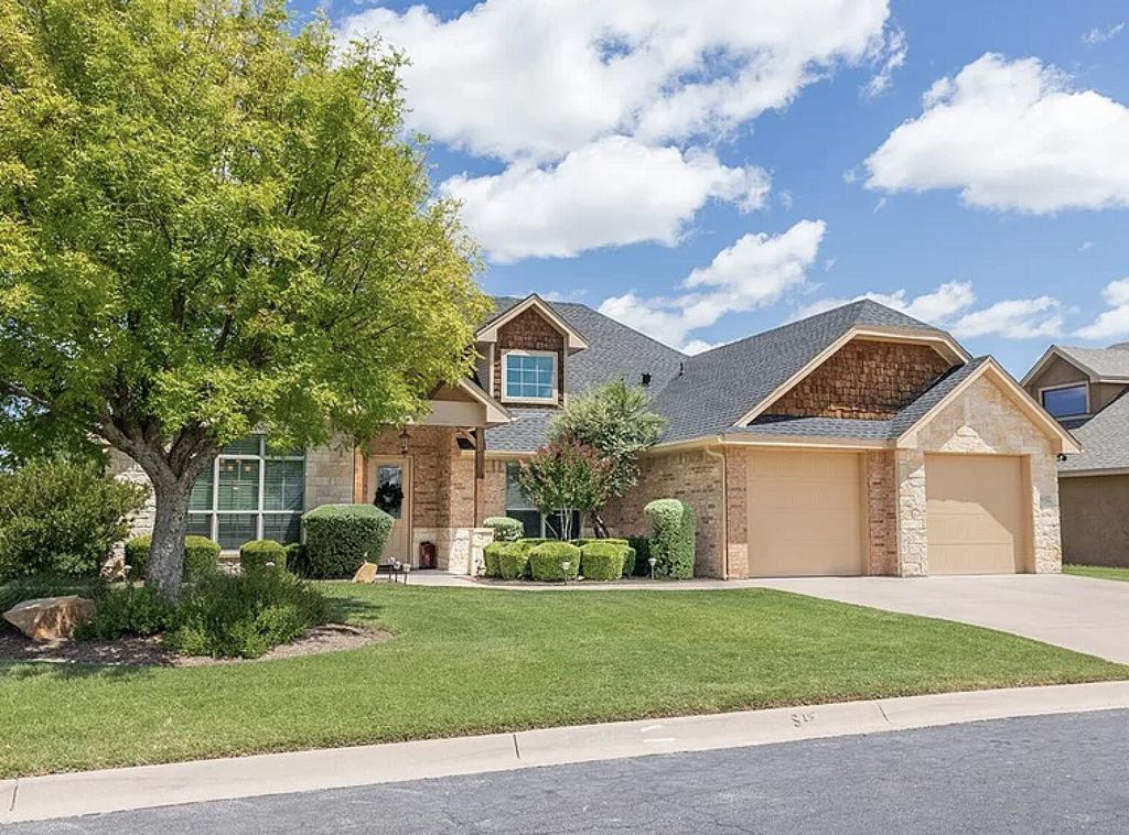 Image 2 of property listing at 6102 Hallye Court, San Angelo, TX 76904