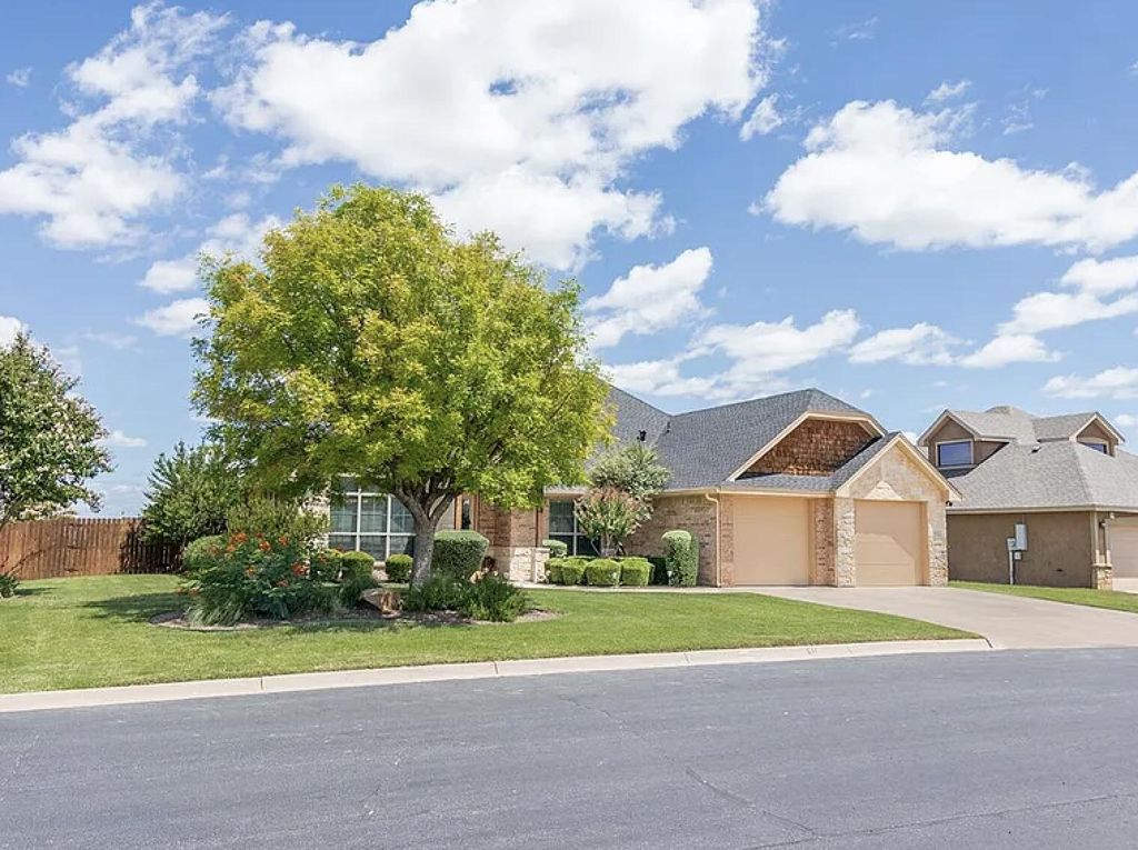 Image 3 of property listing at 6102 Hallye Court, San Angelo, TX 76904
