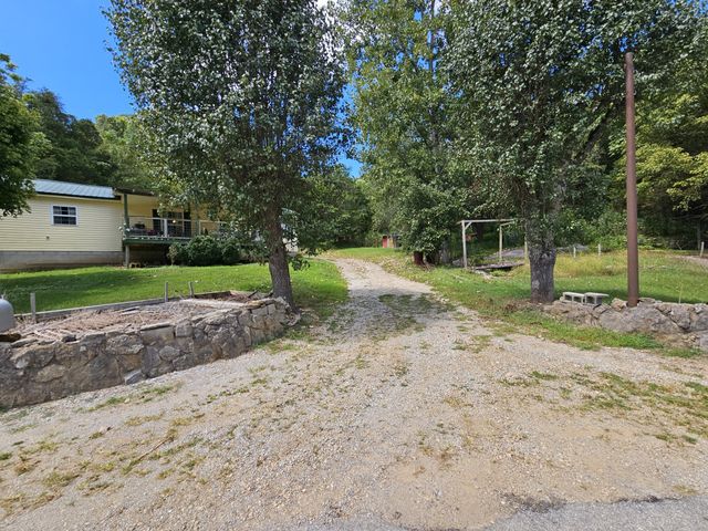 81 Carver Hollow Rd, Pleasant Shade, TN 37145