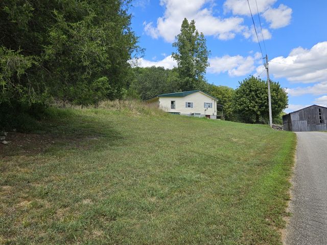 81 Carver Hollow Rd, Pleasant Shade, TN 37145