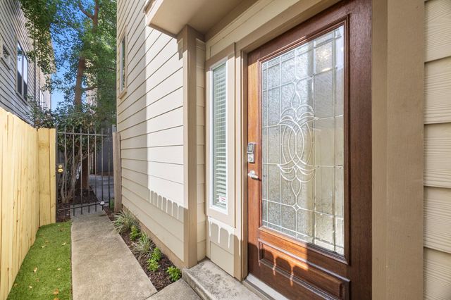 932 W 26th Street B, Houston, TX 77008