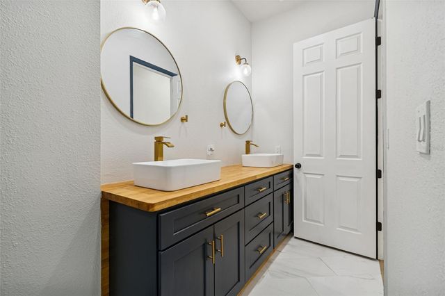 18909 APIAN WAY, Lutz, FL 33558