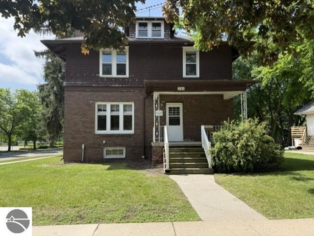 Image 1 of property listing at 701 W Center Street, Alma, MI 48801