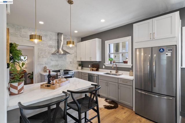 2617 Santa Clara Ave, Alameda, CA 94501