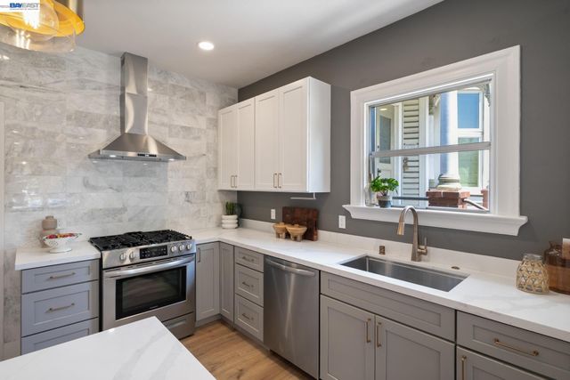 2617 Santa Clara Ave, Alameda, CA 94501