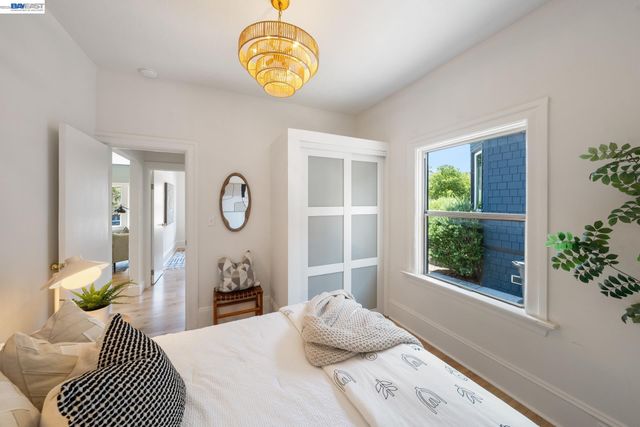 2617 Santa Clara Ave, Alameda, CA 94501