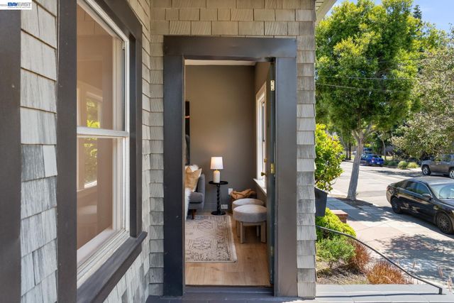 2617 Santa Clara Ave, Alameda, CA 94501