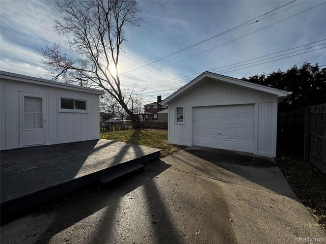 24515 Petersburg Avenue, Eastpointe, MI 48021