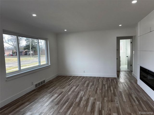 24515 Petersburg Avenue, Eastpointe, MI 48021