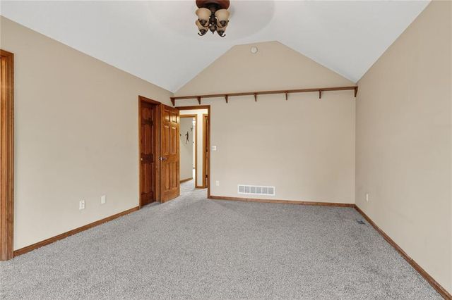 542 Creekside Court, Lansing, KS 66043