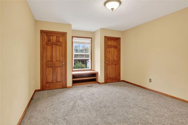 542 Creekside Court, Lansing, KS 66043