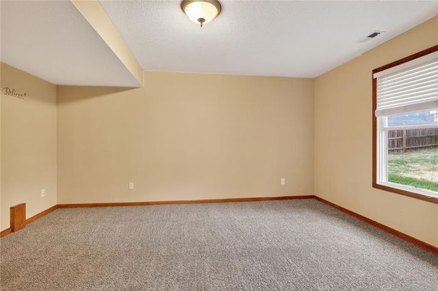 542 Creekside Court, Lansing, KS 66043