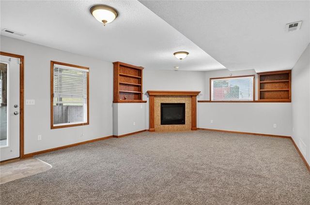 542 Creekside Court, Lansing, KS 66043