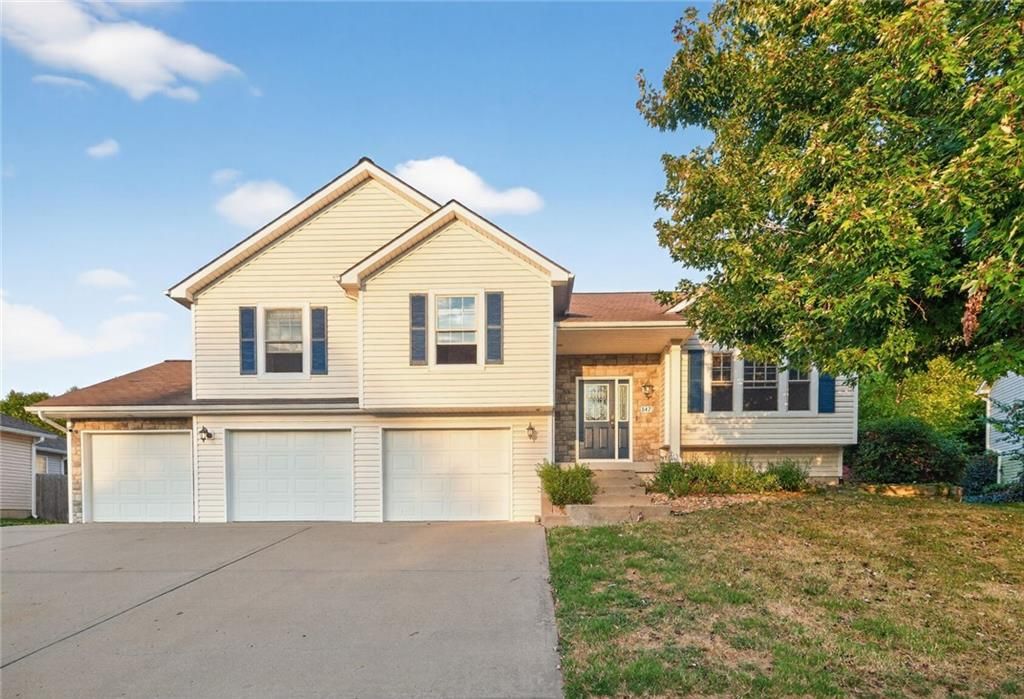 542 Creekside Court, Lansing, KS 66043