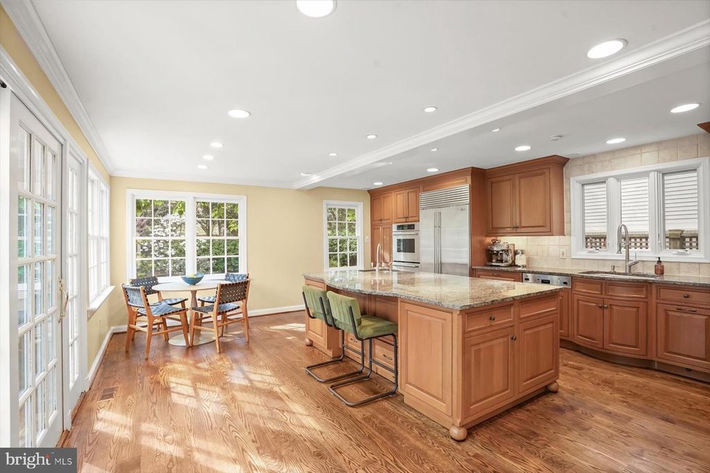 Image 10 of property listing at 5706 ROCKMERE DR, Bethesda, MD 20816