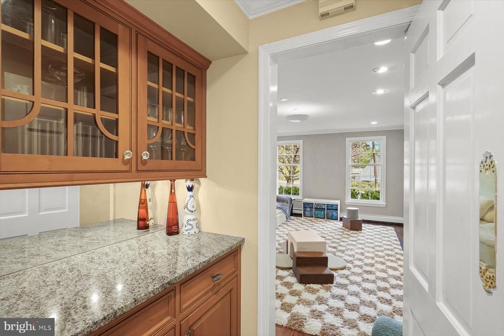 Image 13 of property listing at 5706 ROCKMERE DR, Bethesda, MD 20816