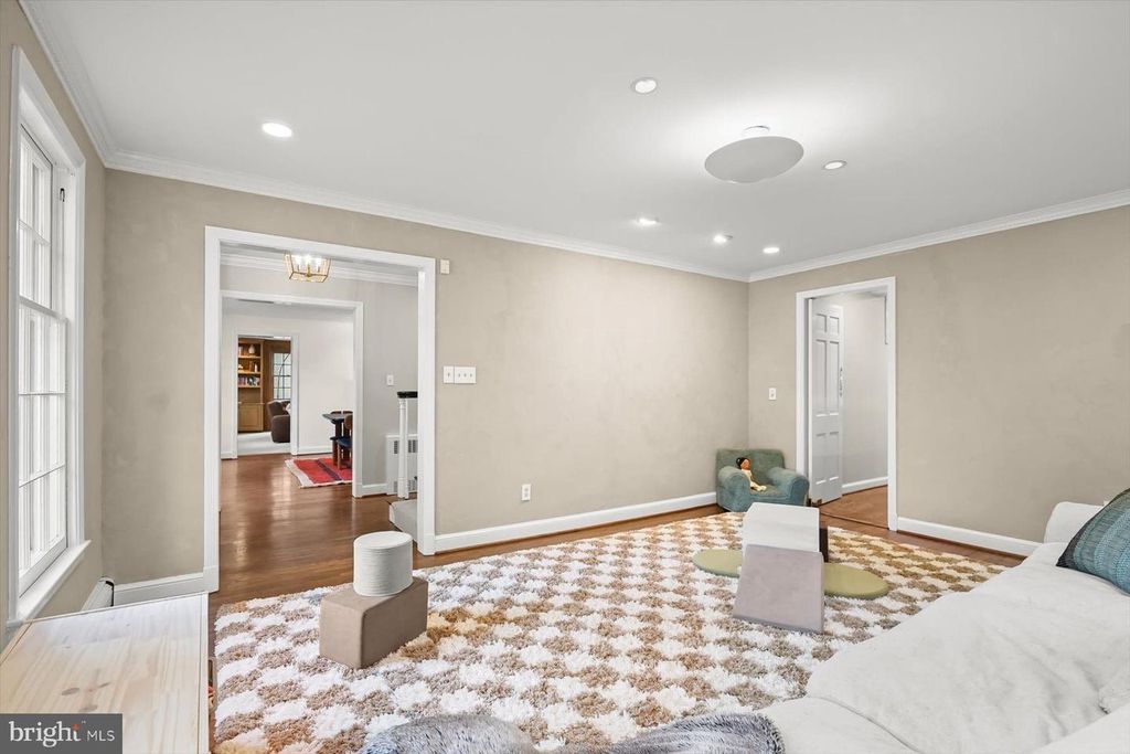 Image 14 of property listing at 5706 ROCKMERE DR, Bethesda, MD 20816