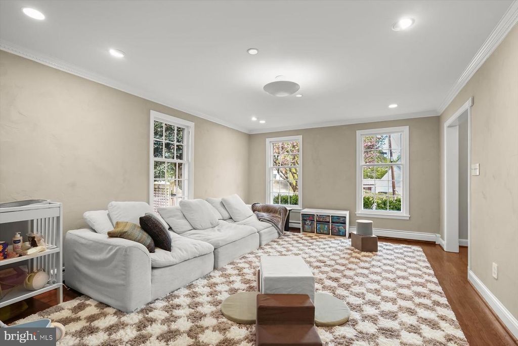 Image 15 of property listing at 5706 ROCKMERE DR, Bethesda, MD 20816