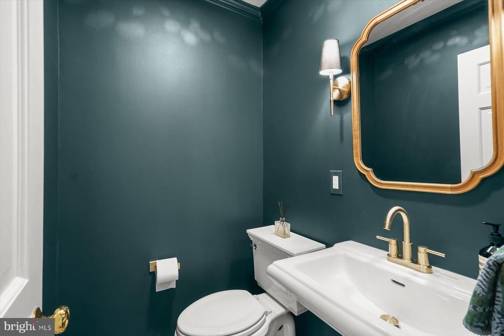 Image 16 of property listing at 5706 ROCKMERE DR, Bethesda, MD 20816