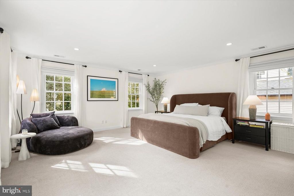 Image 18 of property listing at 5706 ROCKMERE DR, Bethesda, MD 20816