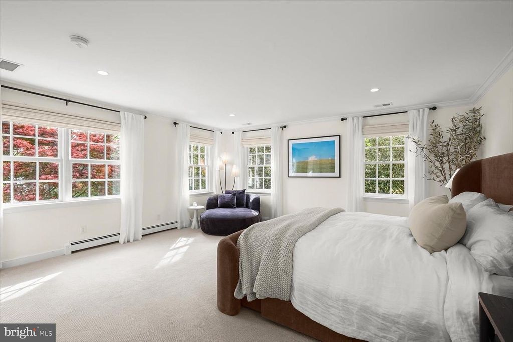 Image 19 of property listing at 5706 ROCKMERE DR, Bethesda, MD 20816