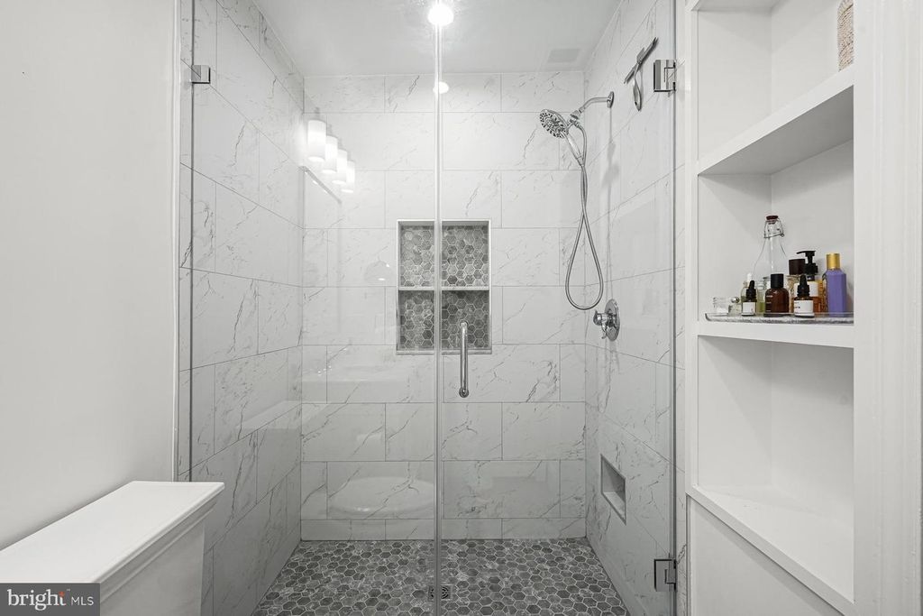 Image 21 of property listing at 5706 ROCKMERE DR, Bethesda, MD 20816