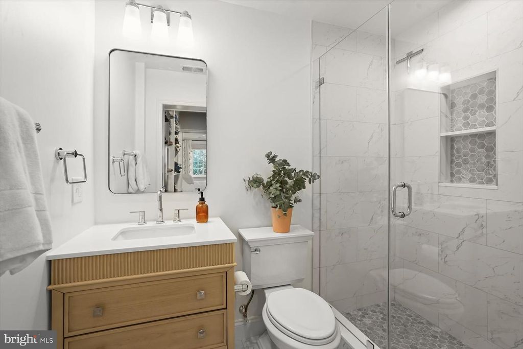 Image 23 of property listing at 5706 ROCKMERE DR, Bethesda, MD 20816