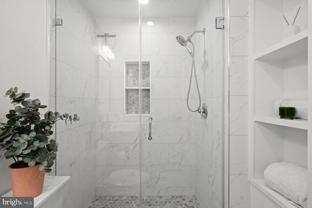 Image 24 of property listing at 5706 ROCKMERE DR, Bethesda, MD 20816