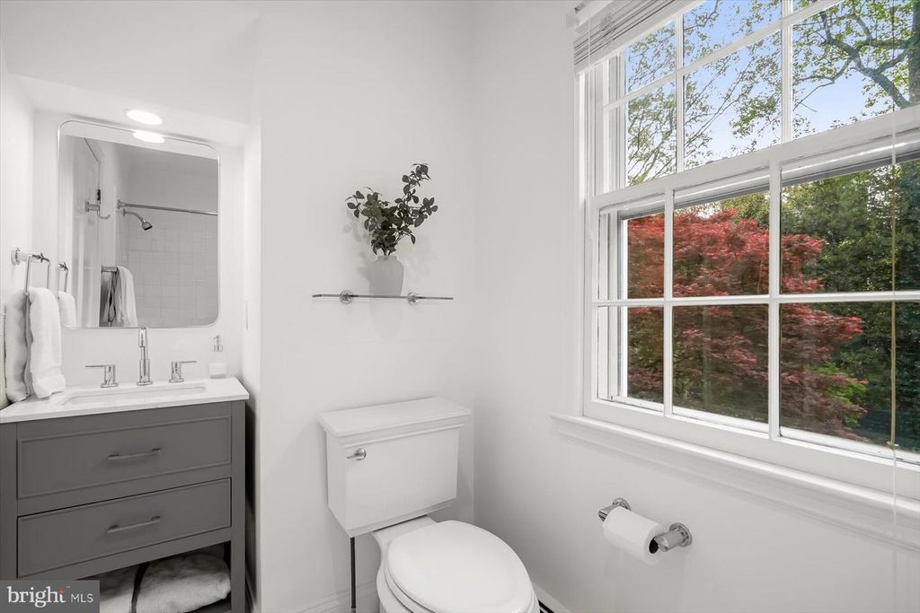 Image 28 of property listing at 5706 ROCKMERE DR, Bethesda, MD 20816