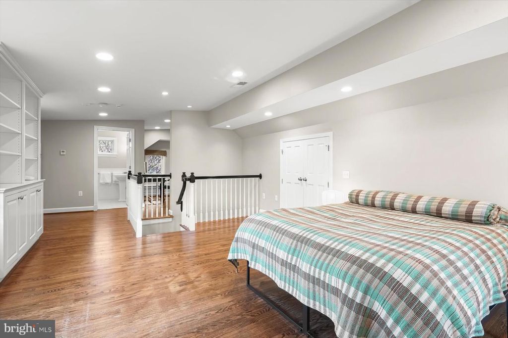 Image 33 of property listing at 5706 ROCKMERE DR, Bethesda, MD 20816