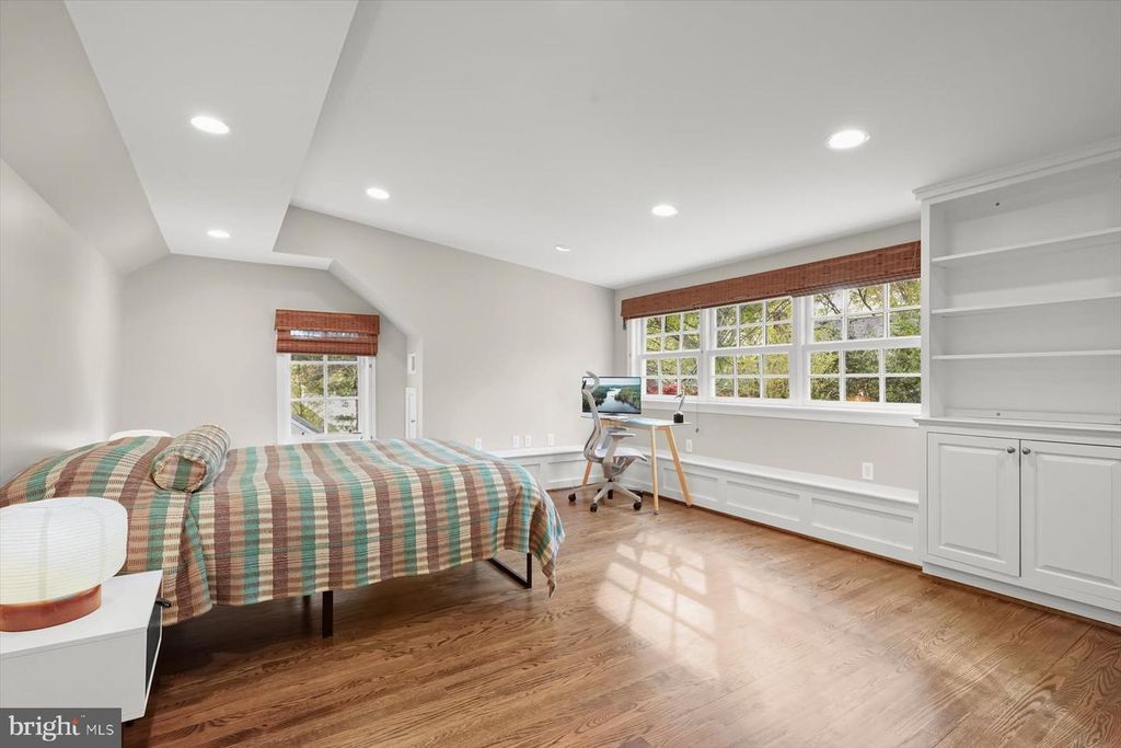 Image 34 of property listing at 5706 ROCKMERE DR, Bethesda, MD 20816