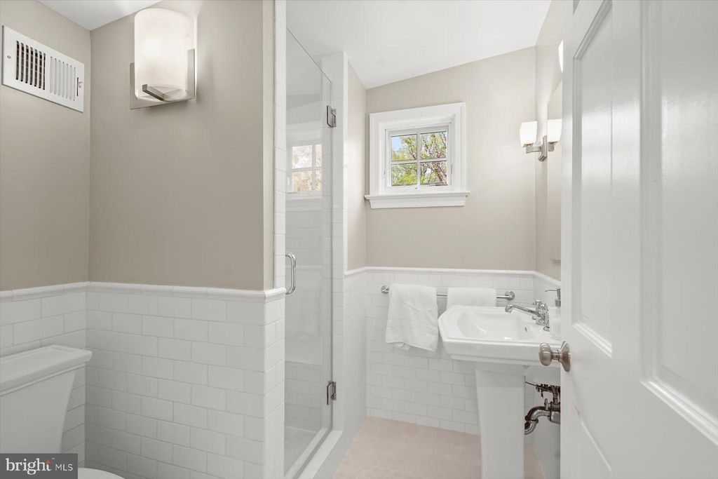 Image 36 of property listing at 5706 ROCKMERE DR, Bethesda, MD 20816