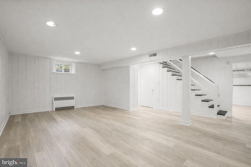 Image 37 of property listing at 5706 ROCKMERE DR, Bethesda, MD 20816