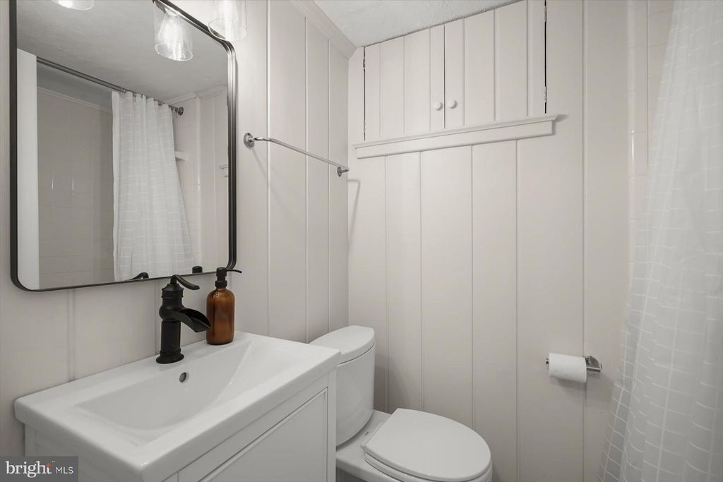 Image 39 of property listing at 5706 ROCKMERE DR, Bethesda, MD 20816