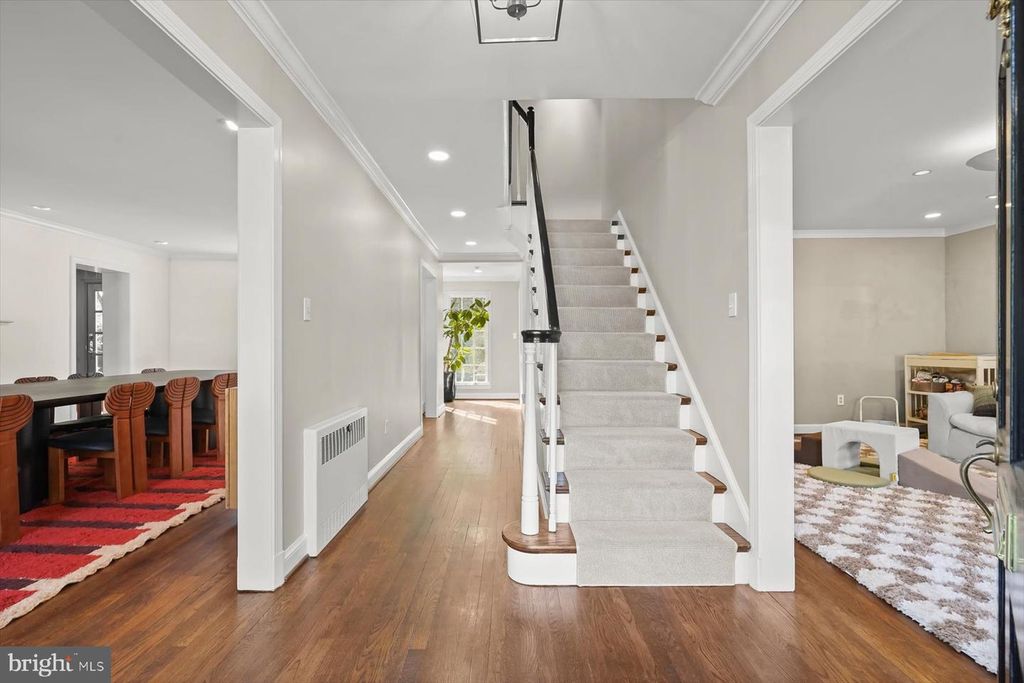 Image 4 of property listing at 5706 ROCKMERE DR, Bethesda, MD 20816