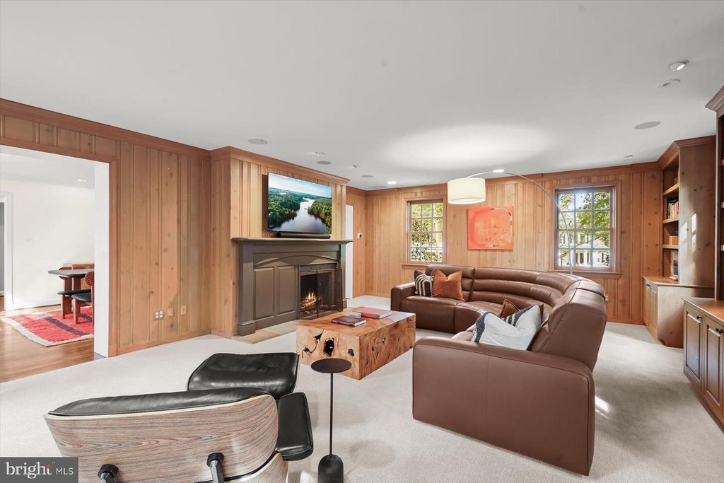 Image 7 of property listing at 5706 ROCKMERE DR, Bethesda, MD 20816