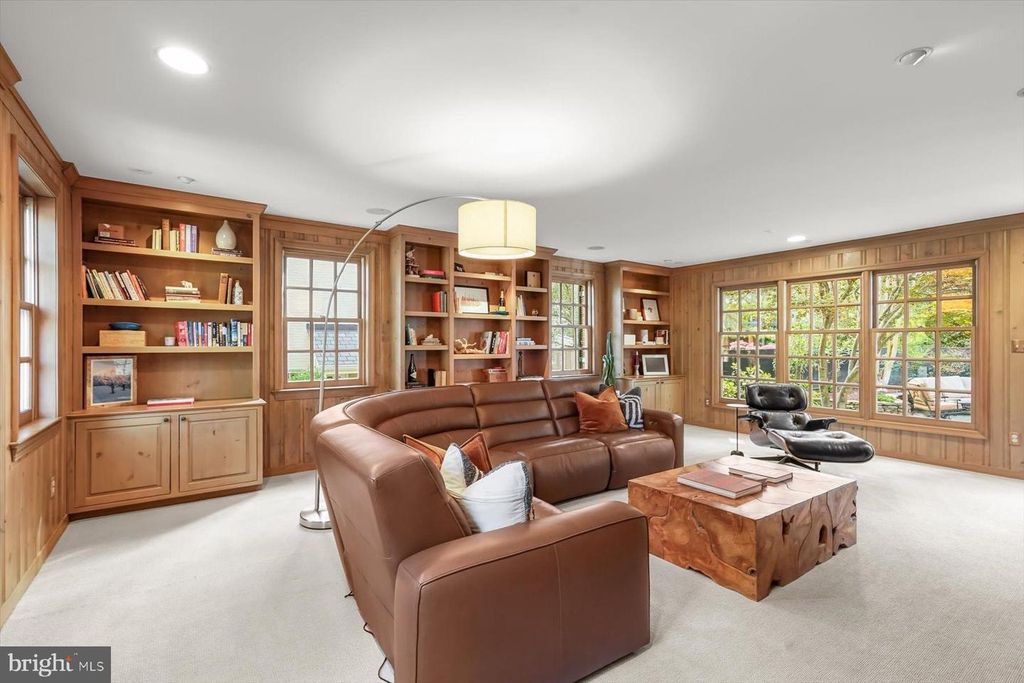 Image 8 of property listing at 5706 ROCKMERE DR, Bethesda, MD 20816