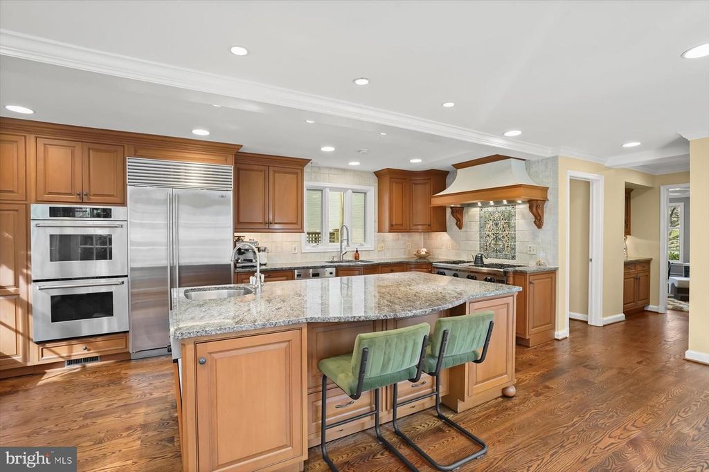 Image 9 of property listing at 5706 ROCKMERE DR, Bethesda, MD 20816