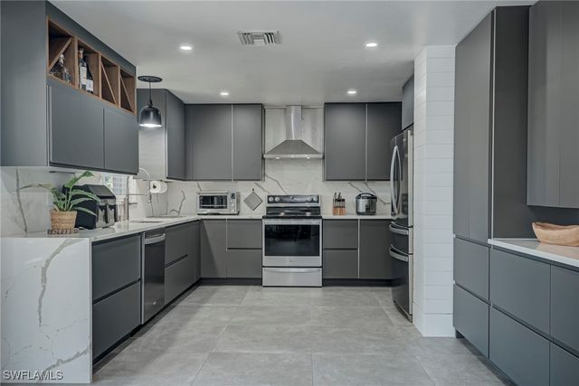 600 SW 18th ST, Cape Coral, FL 33991