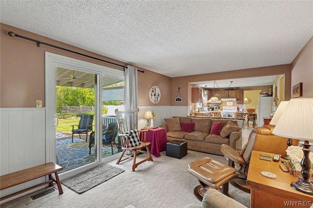 8 Vermont Place, West Seneca, NY 14224
