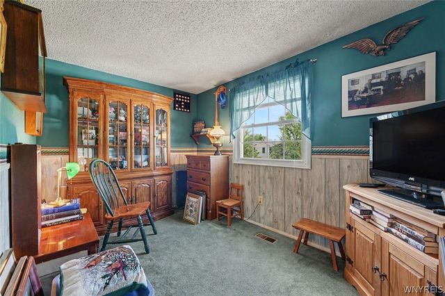 8 Vermont Place, West Seneca, NY 14224