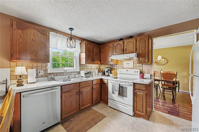 8 Vermont Place, West Seneca, NY 14224