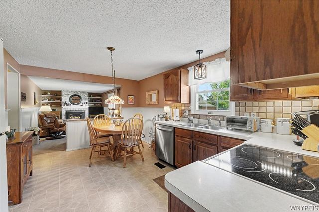 8 Vermont Place, West Seneca, NY 14224
