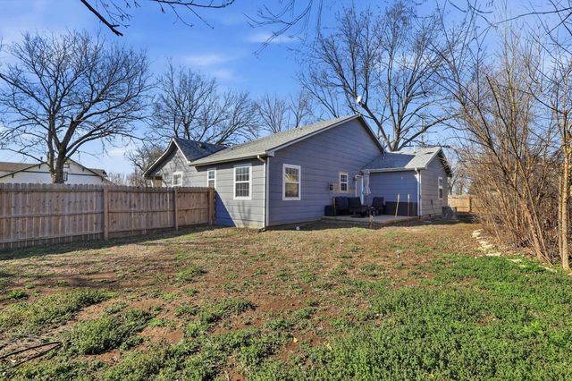 226 E 1st St, Douglass, KS 67039
