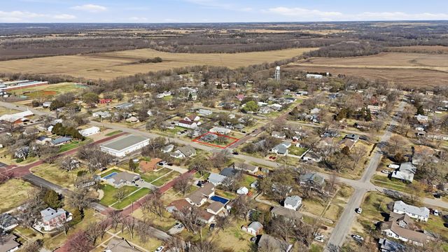 226 E 1st St, Douglass, KS 67039