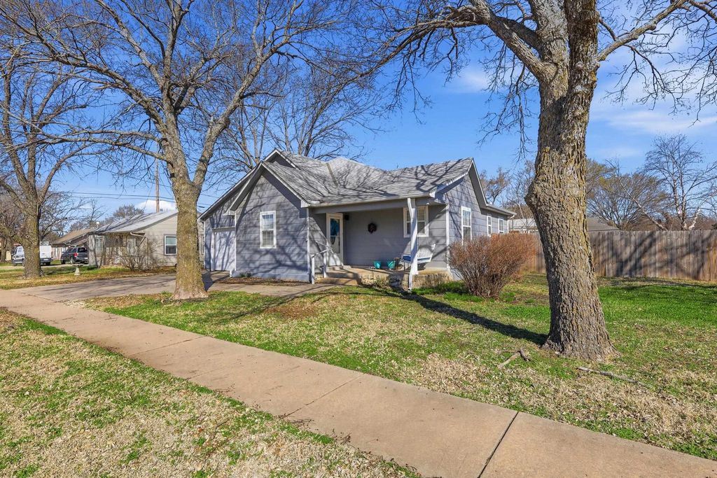 226 E 1st St, Douglass, KS 67039