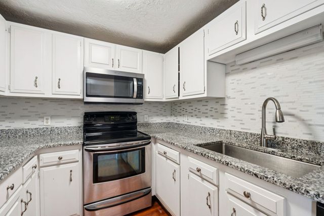 55 River Rd Apt 6A, Manchester, NH 03104