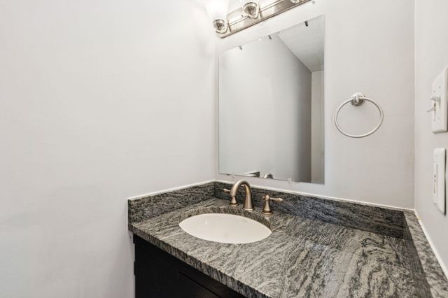 55 River Rd Apt 6A, Manchester, NH 03104