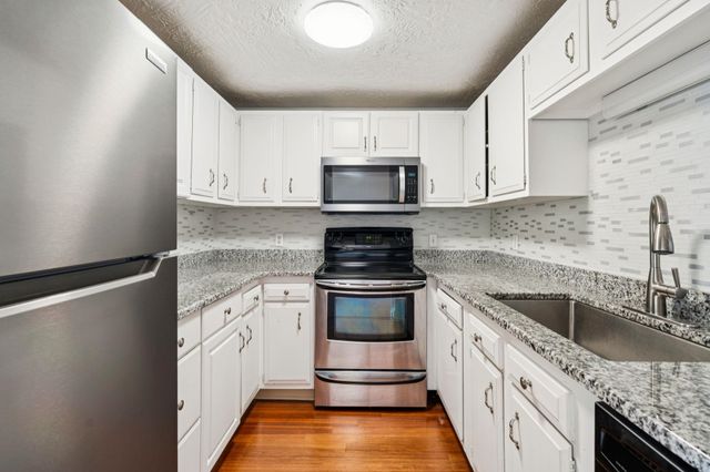 55 River Rd Apt 6A, Manchester, NH 03104