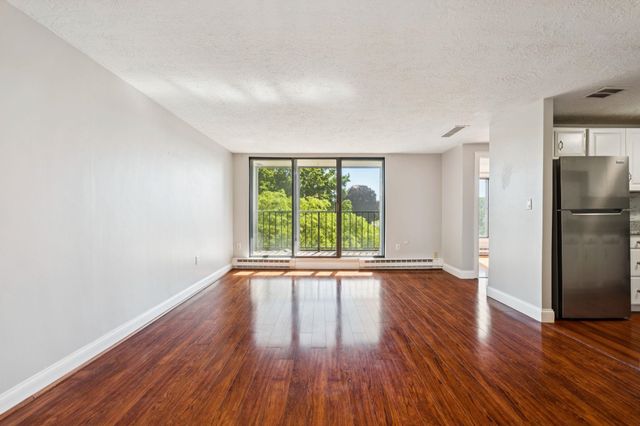 55 River Rd Apt 6A, Manchester, NH 03104